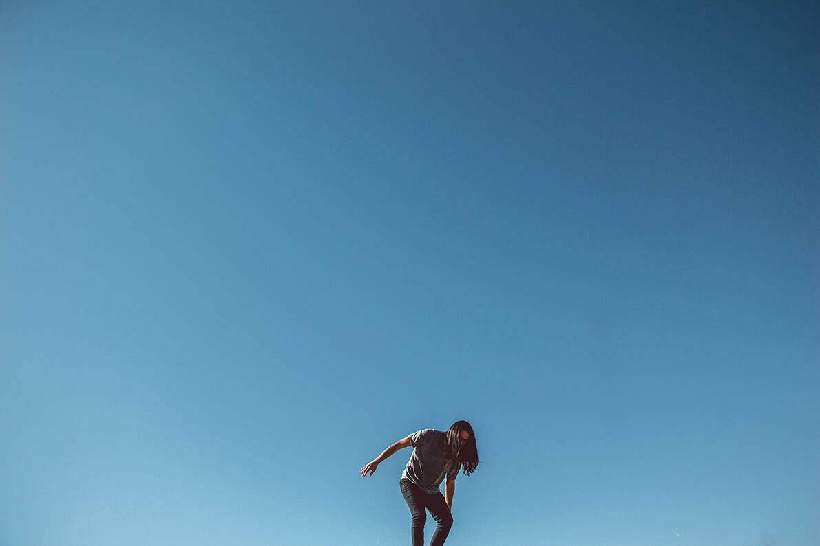 Imagen de un hombre en un fondo azul que es el cielo