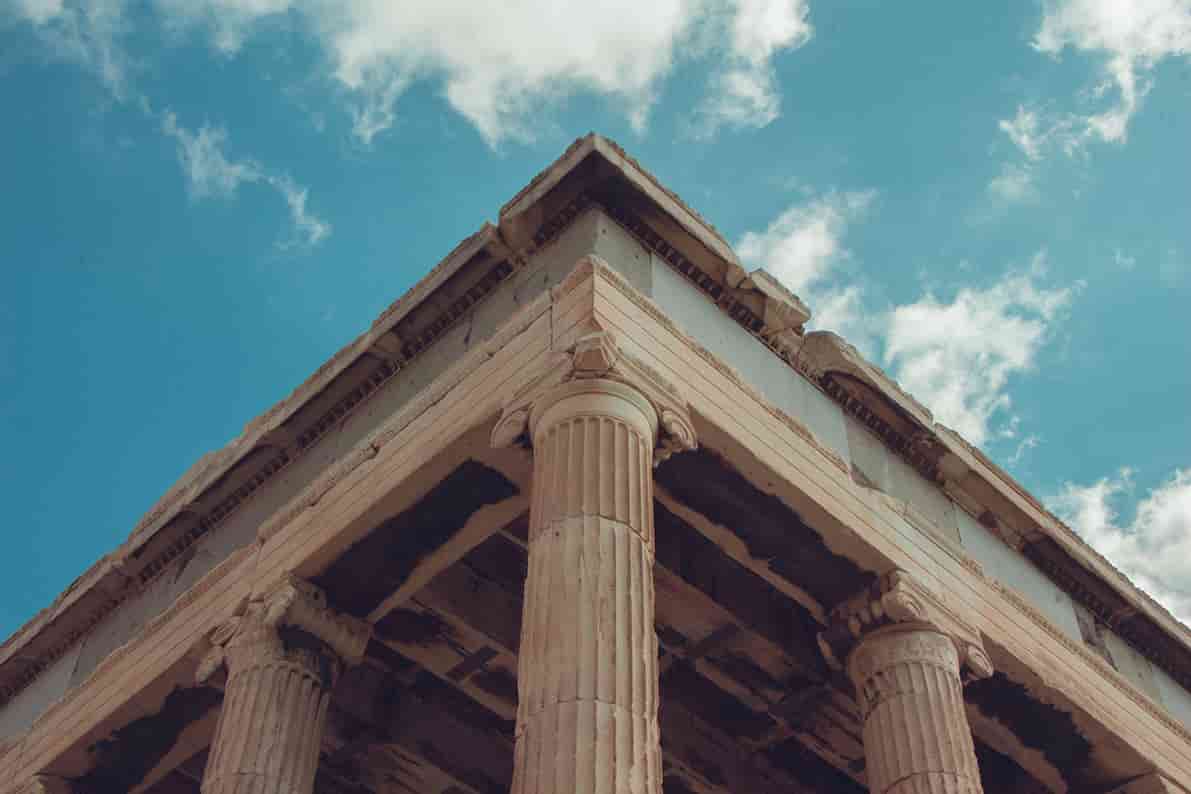 imagen toamda desde abajo de un templo griego 