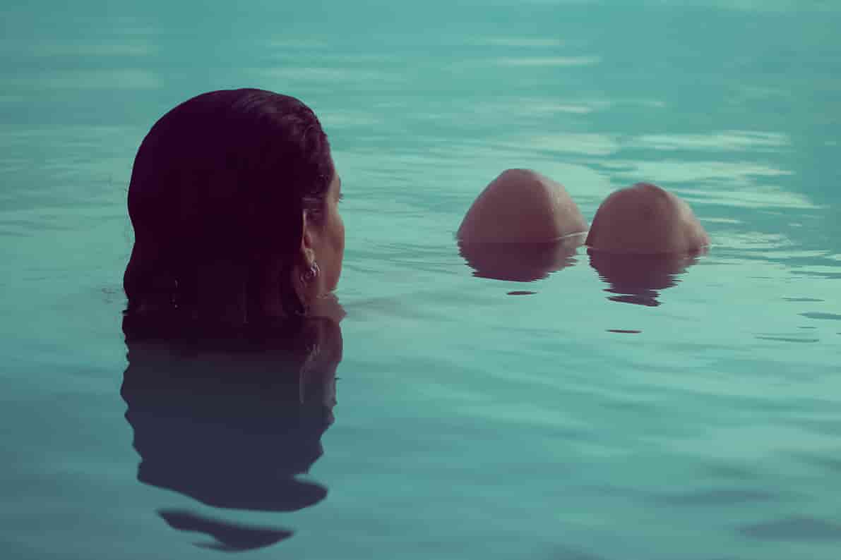 Imagen de una mujer flotando en el mar